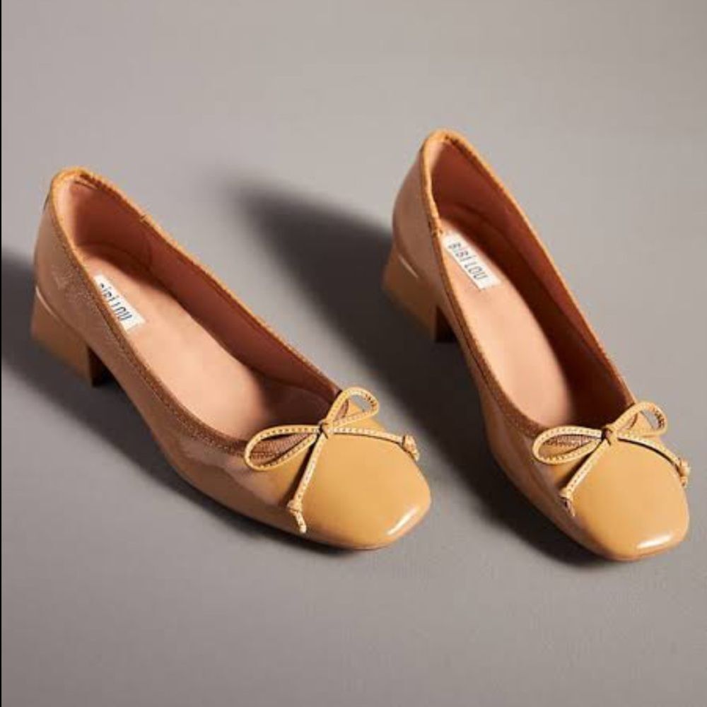Classic Bow-Accent Women’s Block Heel Pumps - Tan